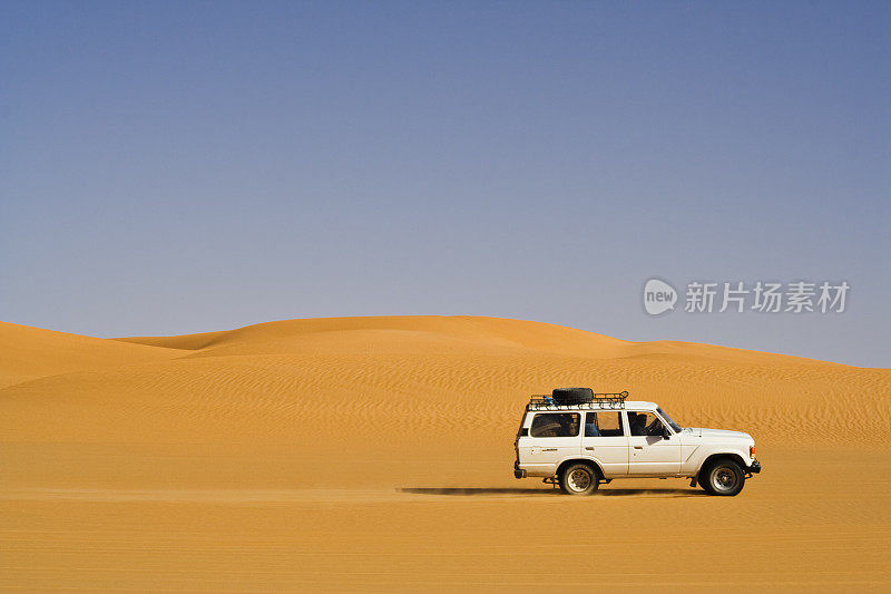 沙漠旅行与越野车在撒哈拉/利比亚
